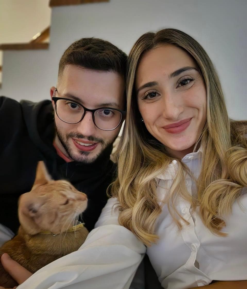Juli y Luchi con su gato